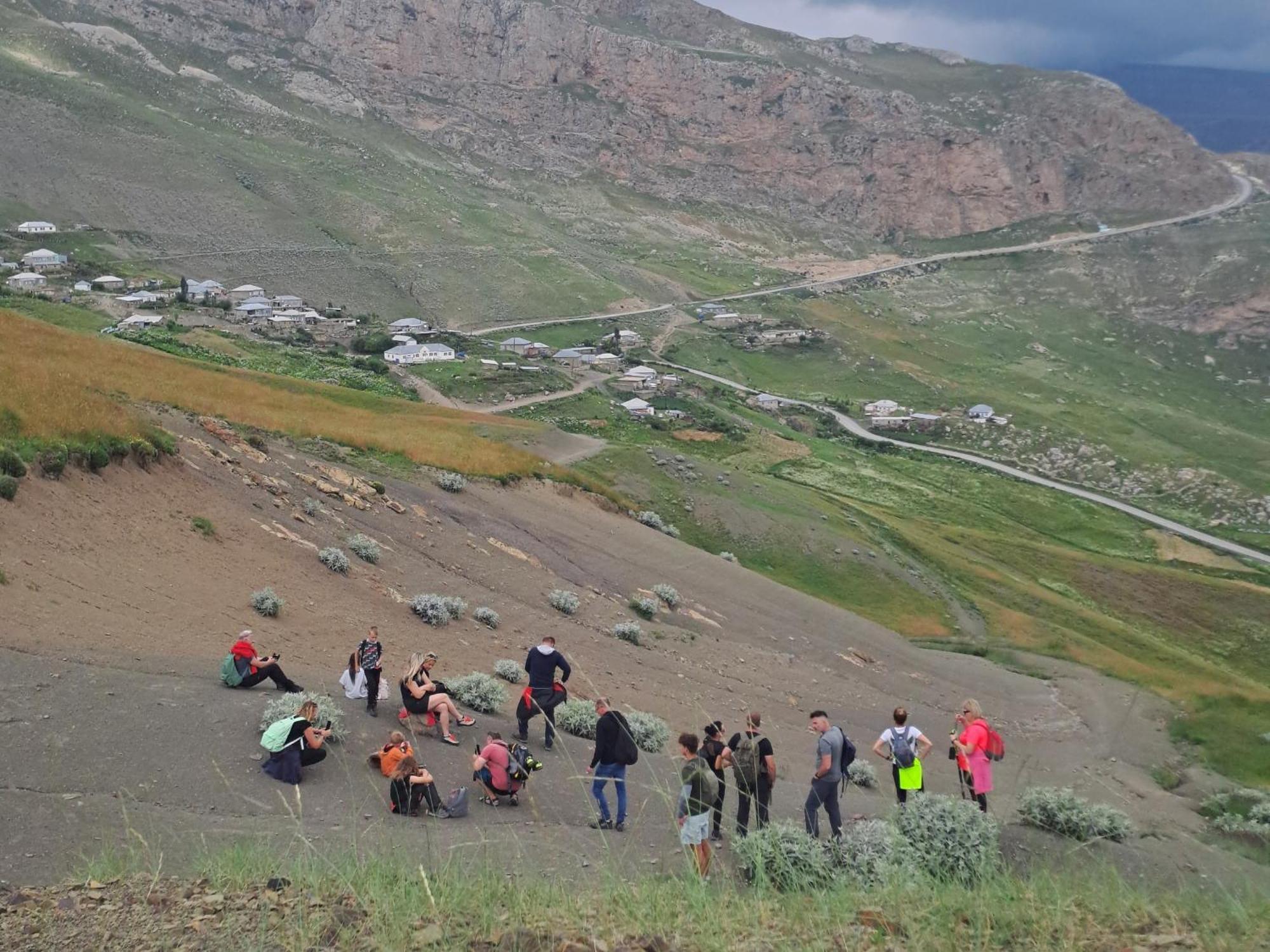 Xinaliq Khinalig Izzet'S Riverside Home Stay エクステリア 写真