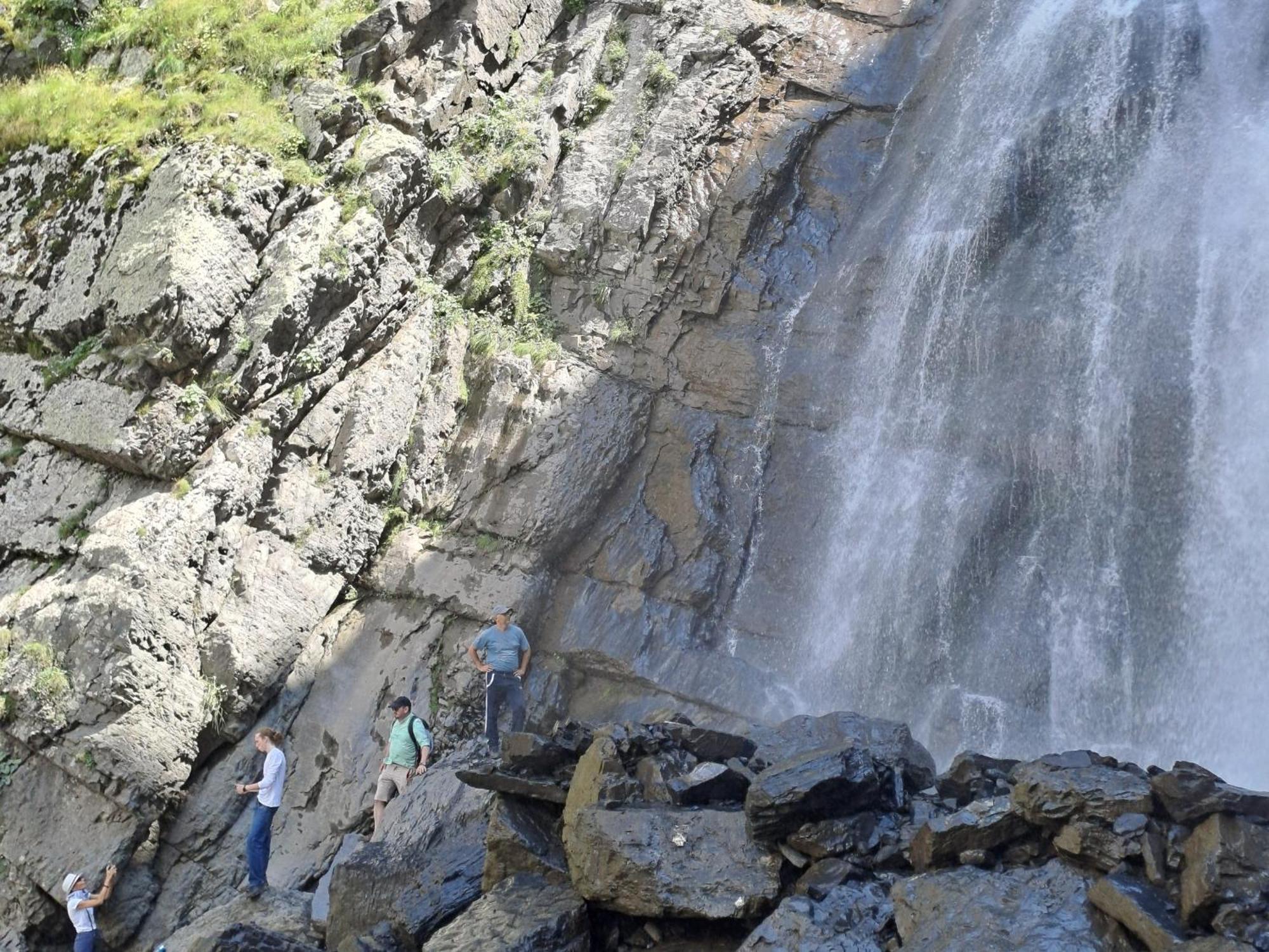 Xinaliq Khinalig Izzet'S Riverside Home Stay エクステリア 写真