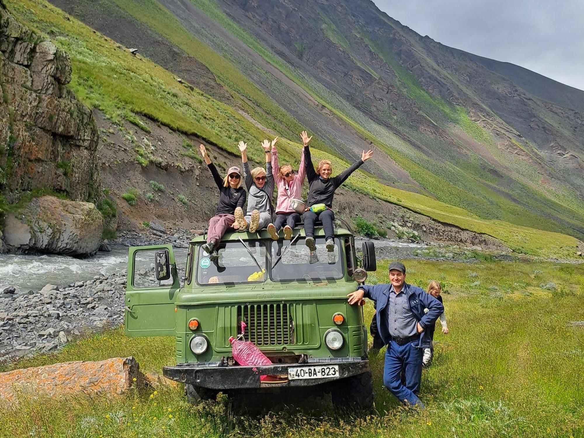 Xinaliq Khinalig Izzet'S Riverside Home Stay エクステリア 写真
